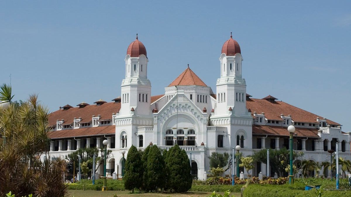 Keindahan Wisata Malam Lawang Sewu